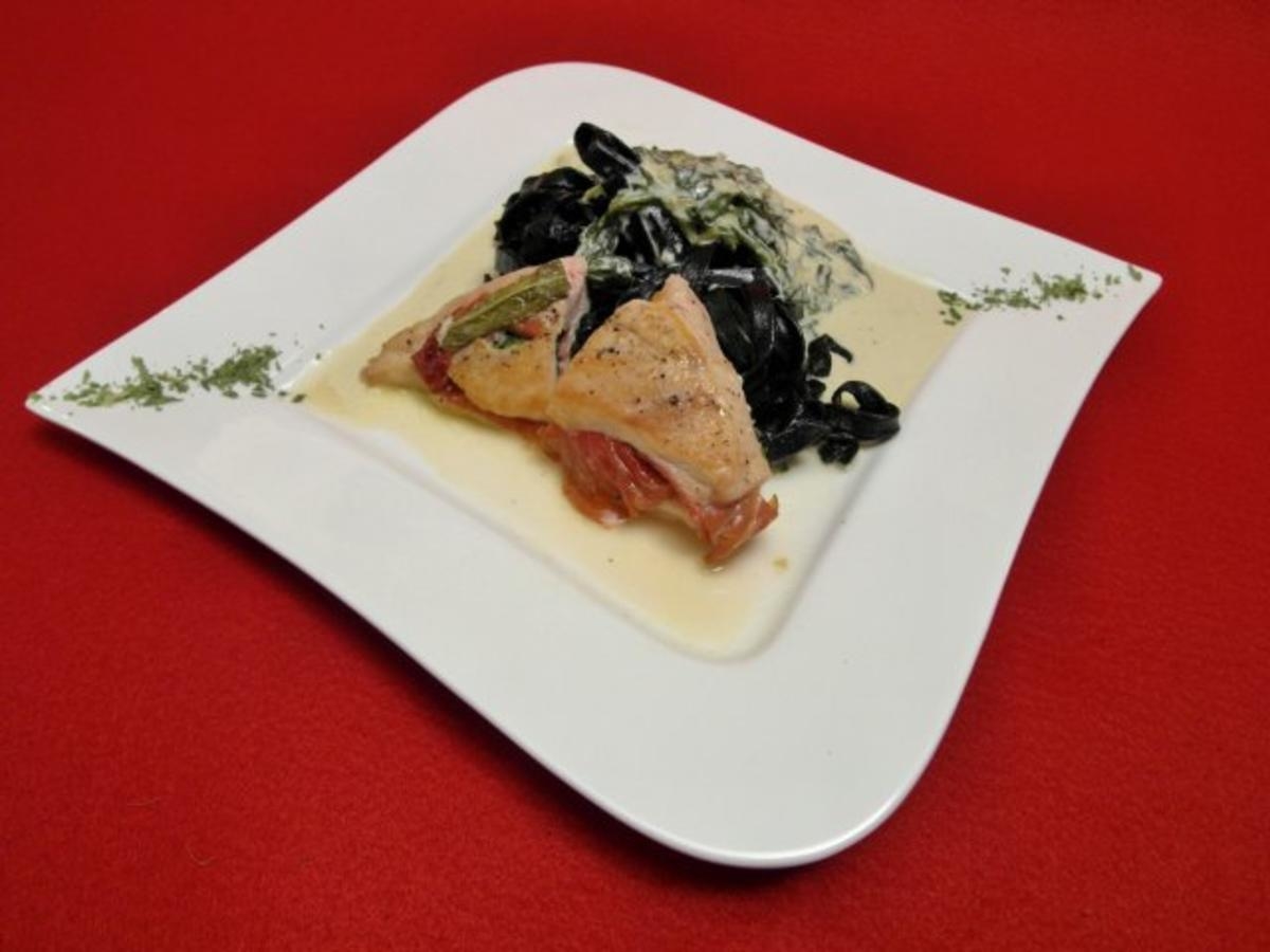 Saltimbocca vom Hähnchenfilet auf einem Spinat-Crème-Nudelbett
