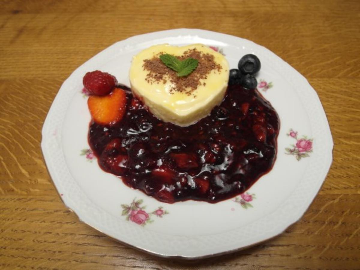 Eierlikörmousse mit Waldbeeren