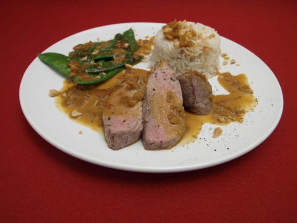 Schweinefilet mit scharfer Erdnuss-Curry-Sauce dazu Reis und Zuckerschoten