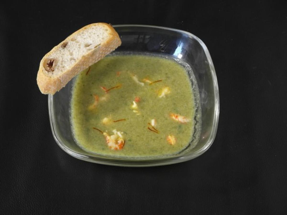 Radieschen-Blätter-Crèmesuppe, dazu in Safran-Butter geschwenkte Flusskrebse