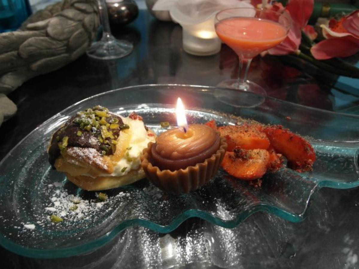 Schoko-Windbeutel mit Pfeffer-Erdbeeren