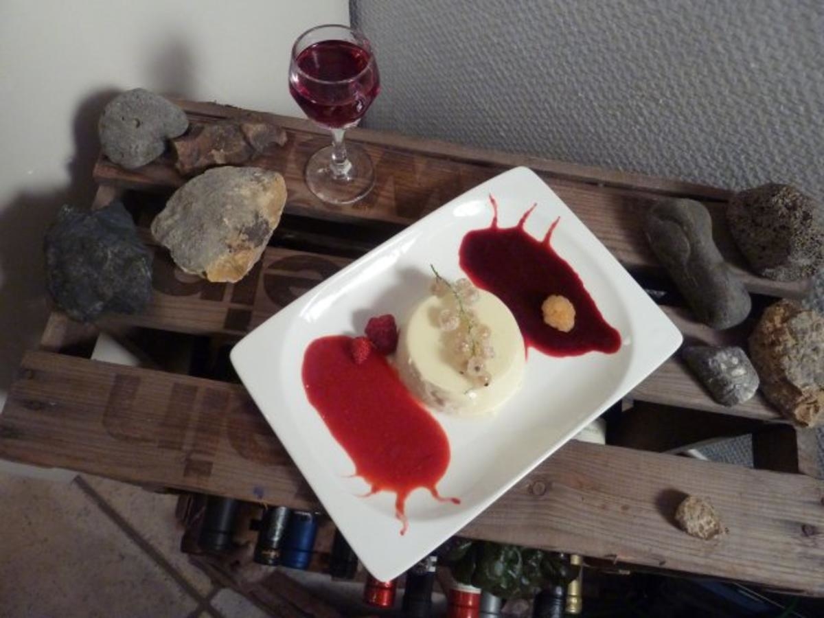 Panna Cotta auf Sommerfrüchtespiegel
