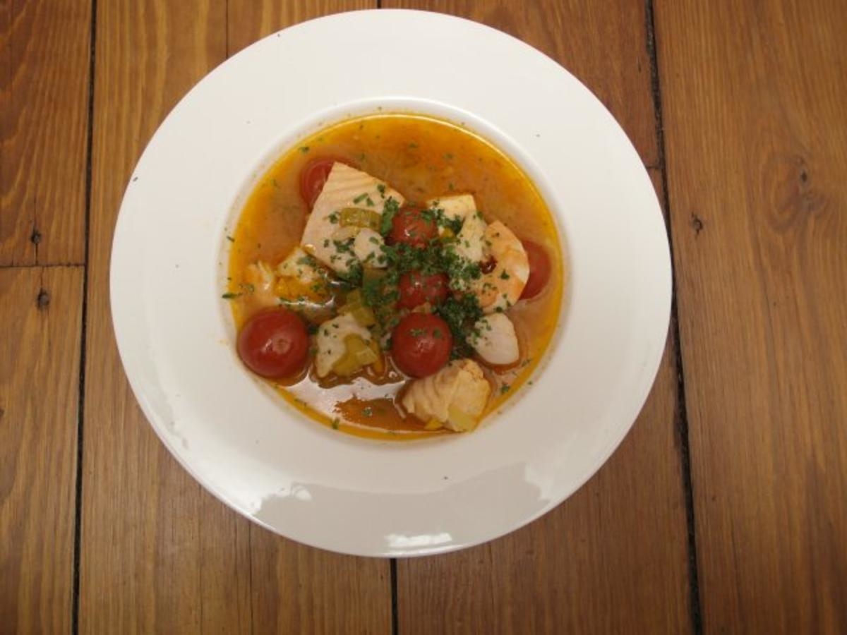 Lillet Fraise, Baguette mit überbackenem Ziegenkäse und Fischsuppe