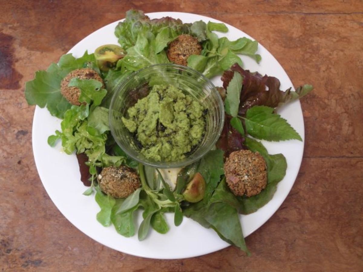 Rotes Brot mit dreierlei roten Aufstrichen, Kräutersalat, Erbsen-Wasabi-Püree und Falafel