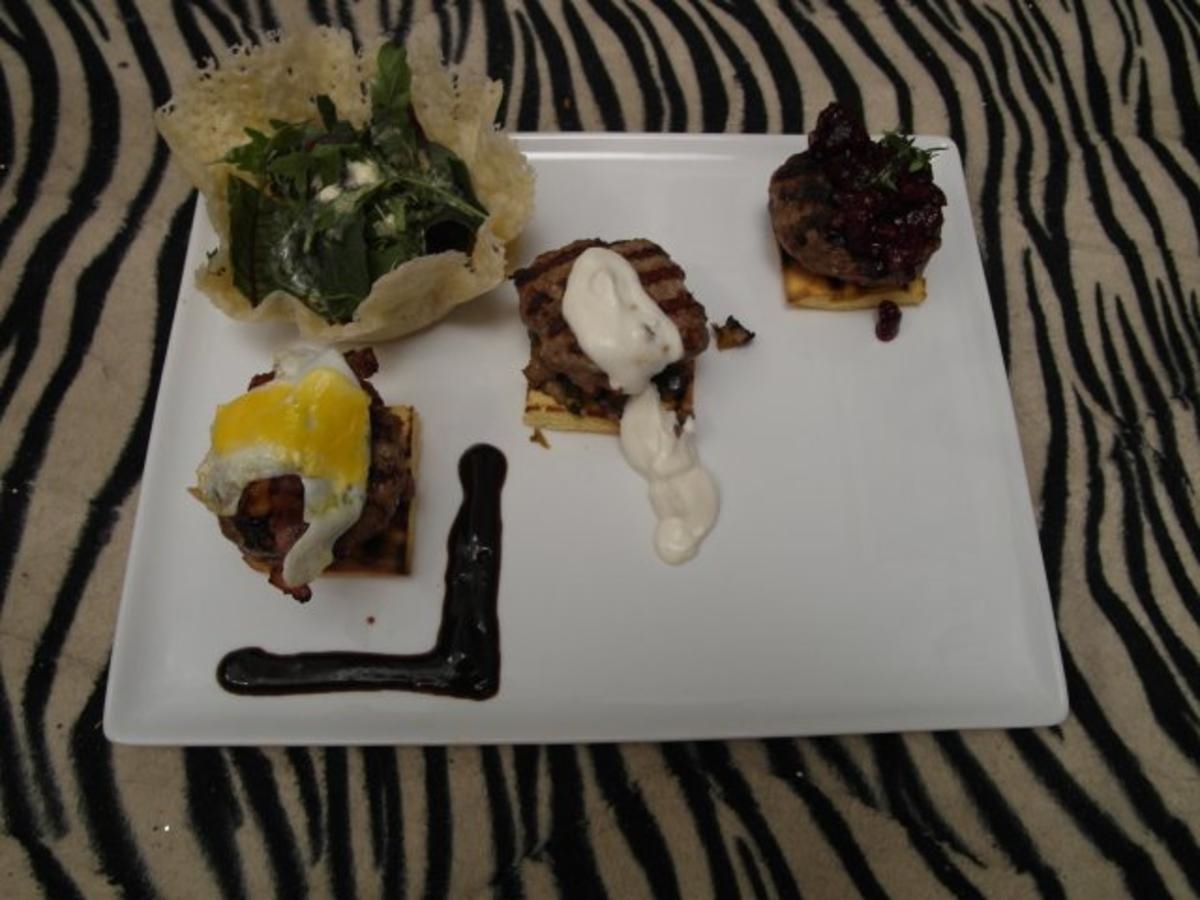Dreierlei Burger mit Wildkräutersalat