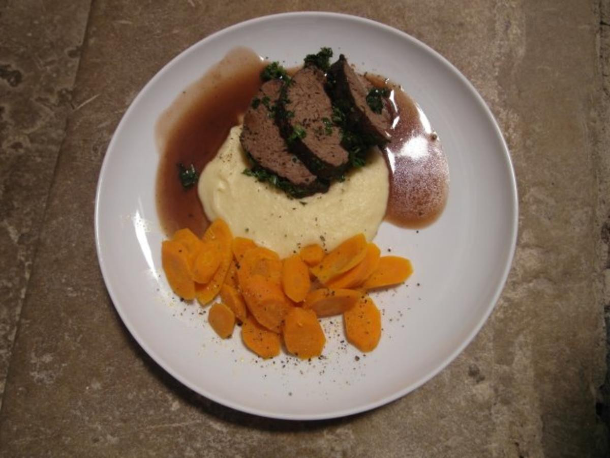 Kräuterfilet vom Rind an Balsamico-Möhren und Petersilienwurzel-Mousseline