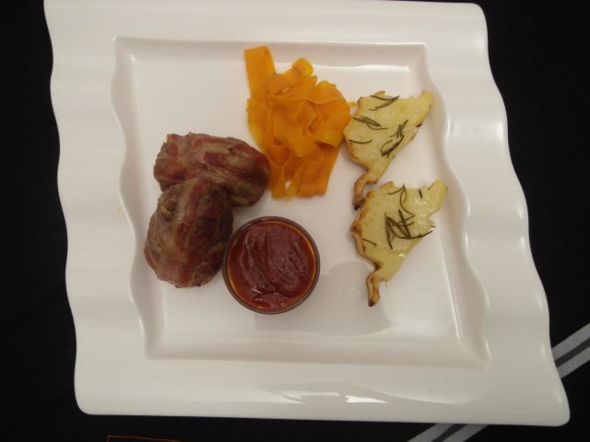 Mini Bacon Bombs dazu Rosmarinkartoffeln aus der grünen Hölle und gebratene Karottenstreif
