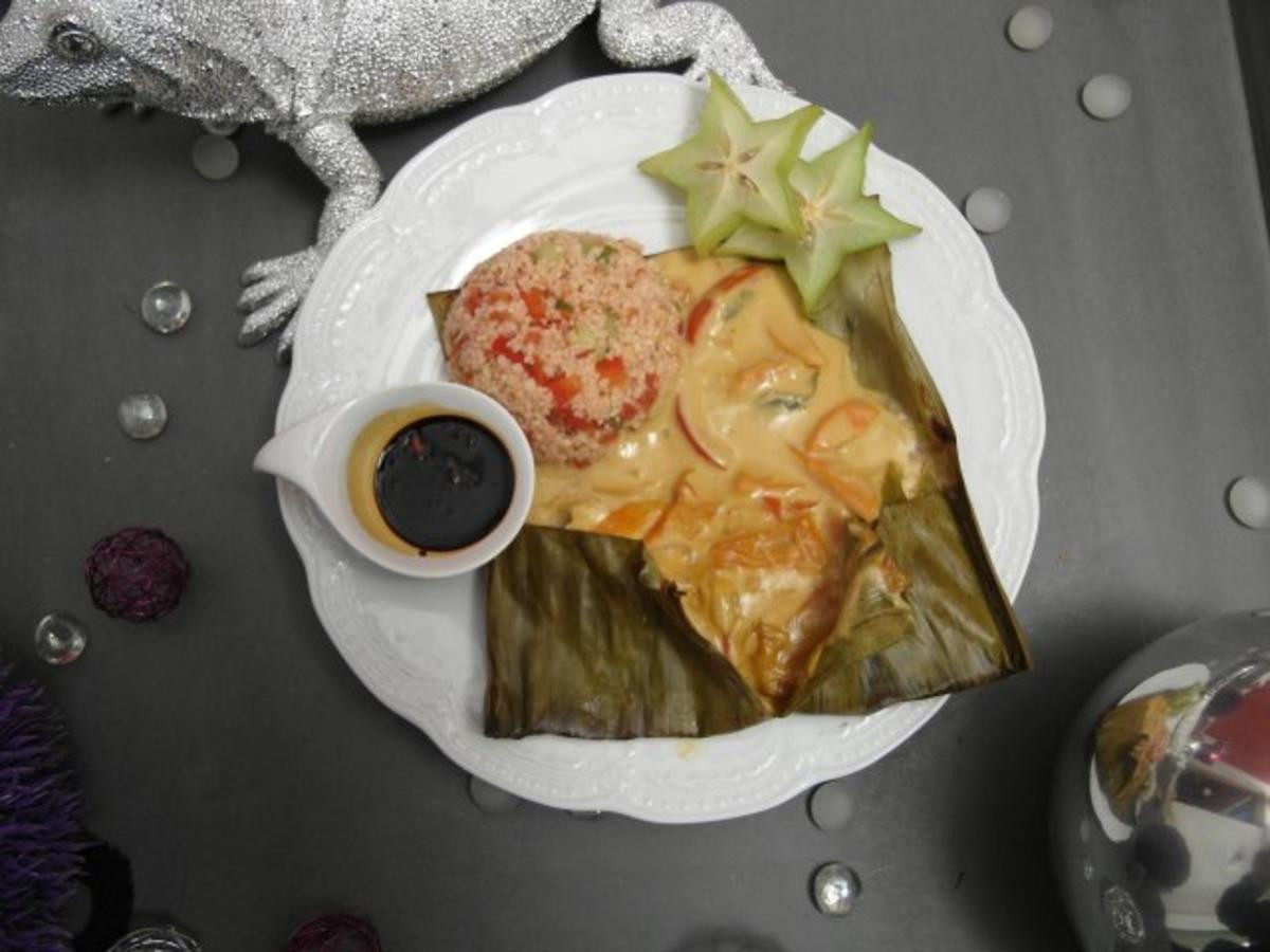 Rotbarsch mit rotem Curry im Bananenblatt, dazu frischer Couscous-Salat
