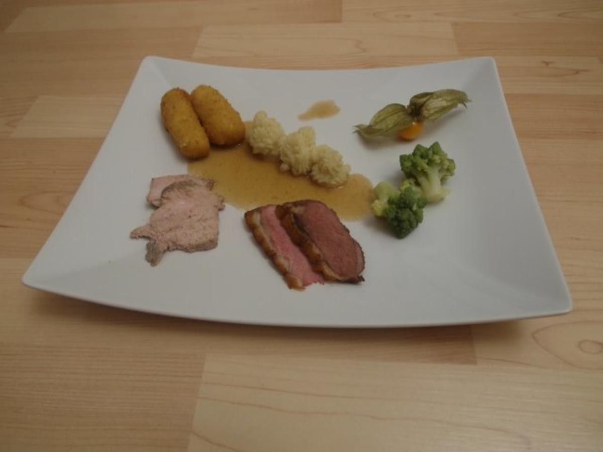 Ente und Fasan gebraten an Romanescoröschen, angerichtet an Kartoffeln und Kroketten