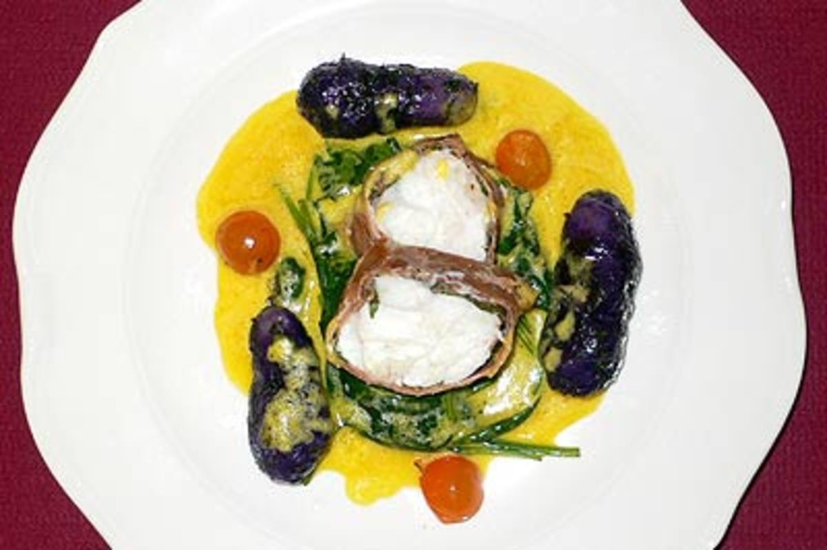 Saltimbocca vom Seeteufel mit Blattspinat und Rosmarinkartoffeln