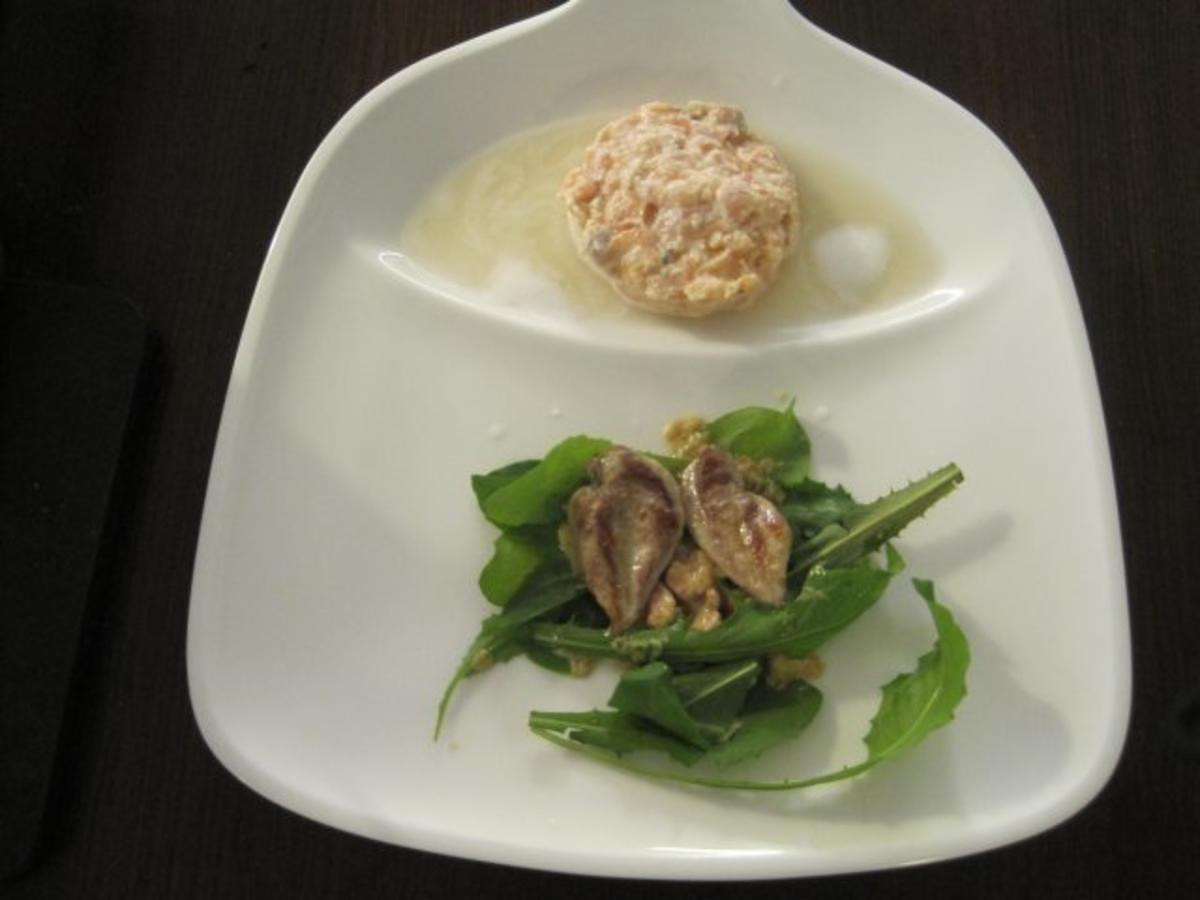 Marinierter Lachs auf Wermut-Schaum und Löwenzahnsalat mit Wachtelbrust