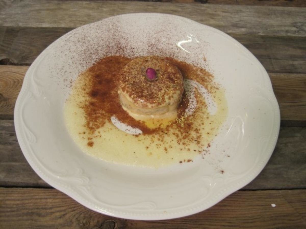 Geeistes Parfait von Vin Santo mit weißer Mokkasabayon