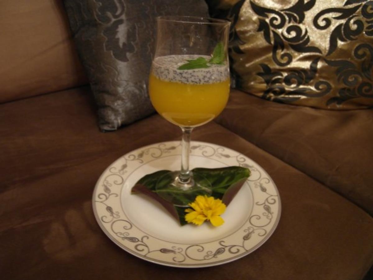 Mango-Mousse an Mohnsoße