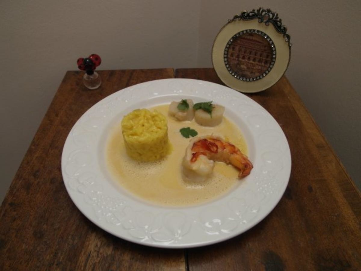 Gebratene Gamba und Jakobsmuschel an Safranrisotto und Krustentierschaum