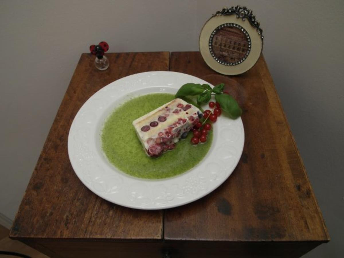Geeistes Tiramisu Mascarponecrème mit Waldbeeren und Basilikumsauce