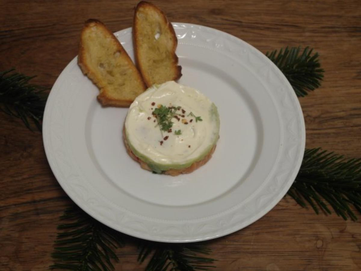 Lachstatar mit Avocado und Limettencrème