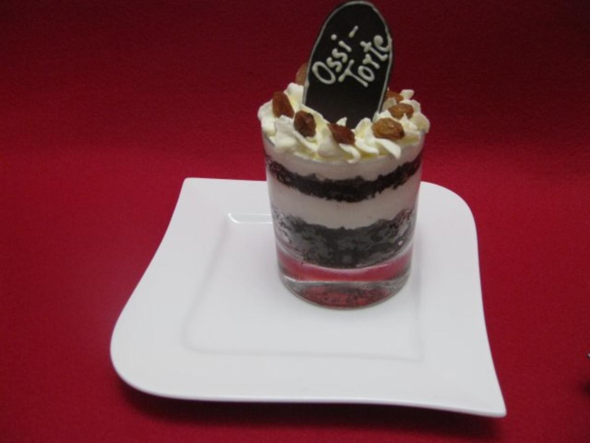 "Ossi-Torte" im Glas garniert mit ostfriesischer Boonsopp