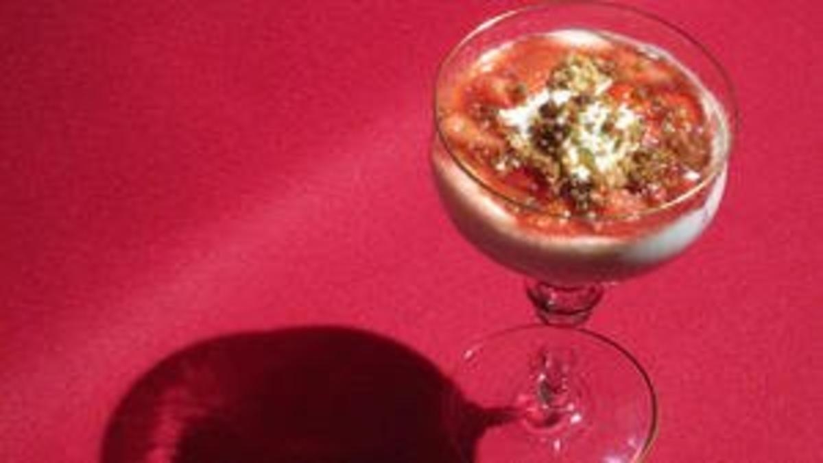 "Wäller Mädsche" Öngeloschte Erbeern und gemengter Quark möt worme Zuckerrimmelscher