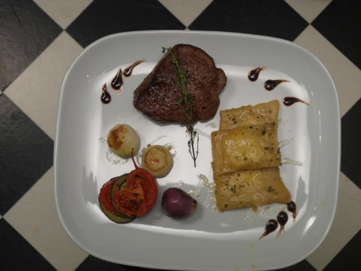 Filetsteaks mit Ravioli, Ratatouille-Gemüse und karamellisierte Perlzwiebeln