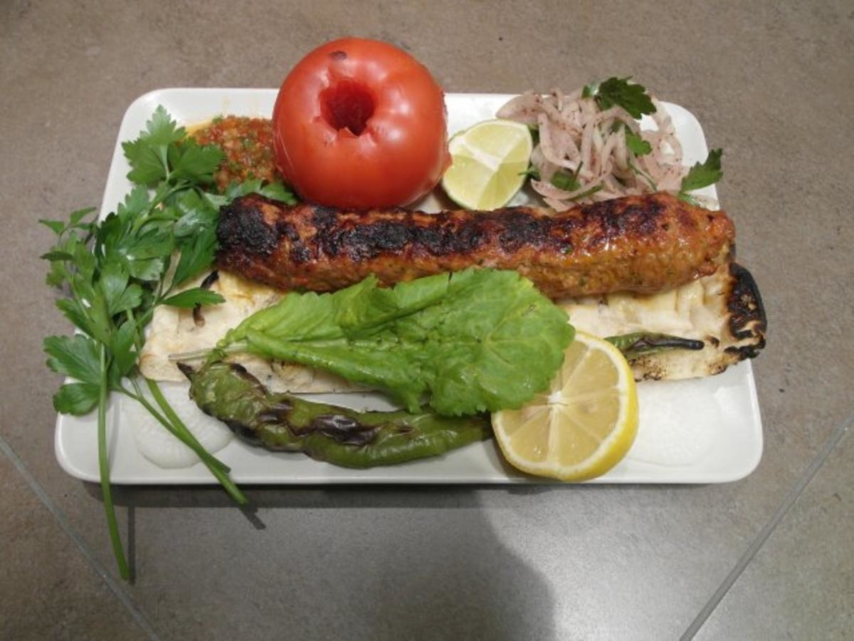 Adana Kebab auf Fladenbrot und Salat