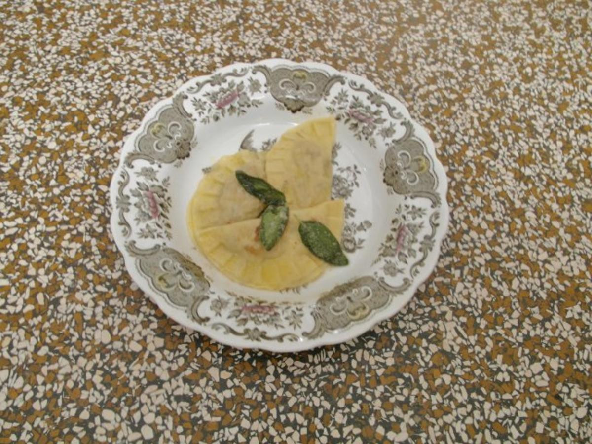 Hausgemachte Ravioli mit Steinpilz-Ricotta-Füllung auf Salbeibutter