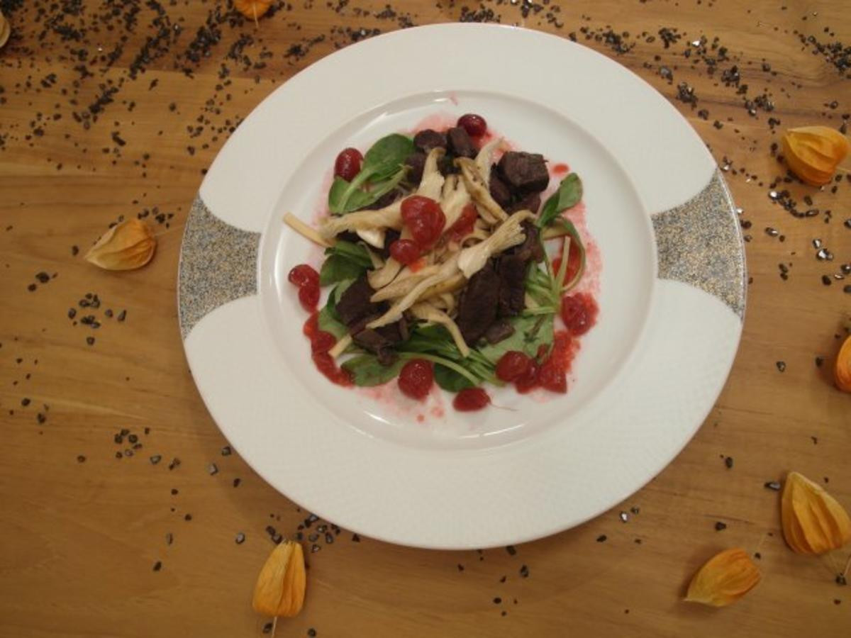 Hirschgulasch mit Austernpilzen auf Feldsalat an Cranberry-Soße