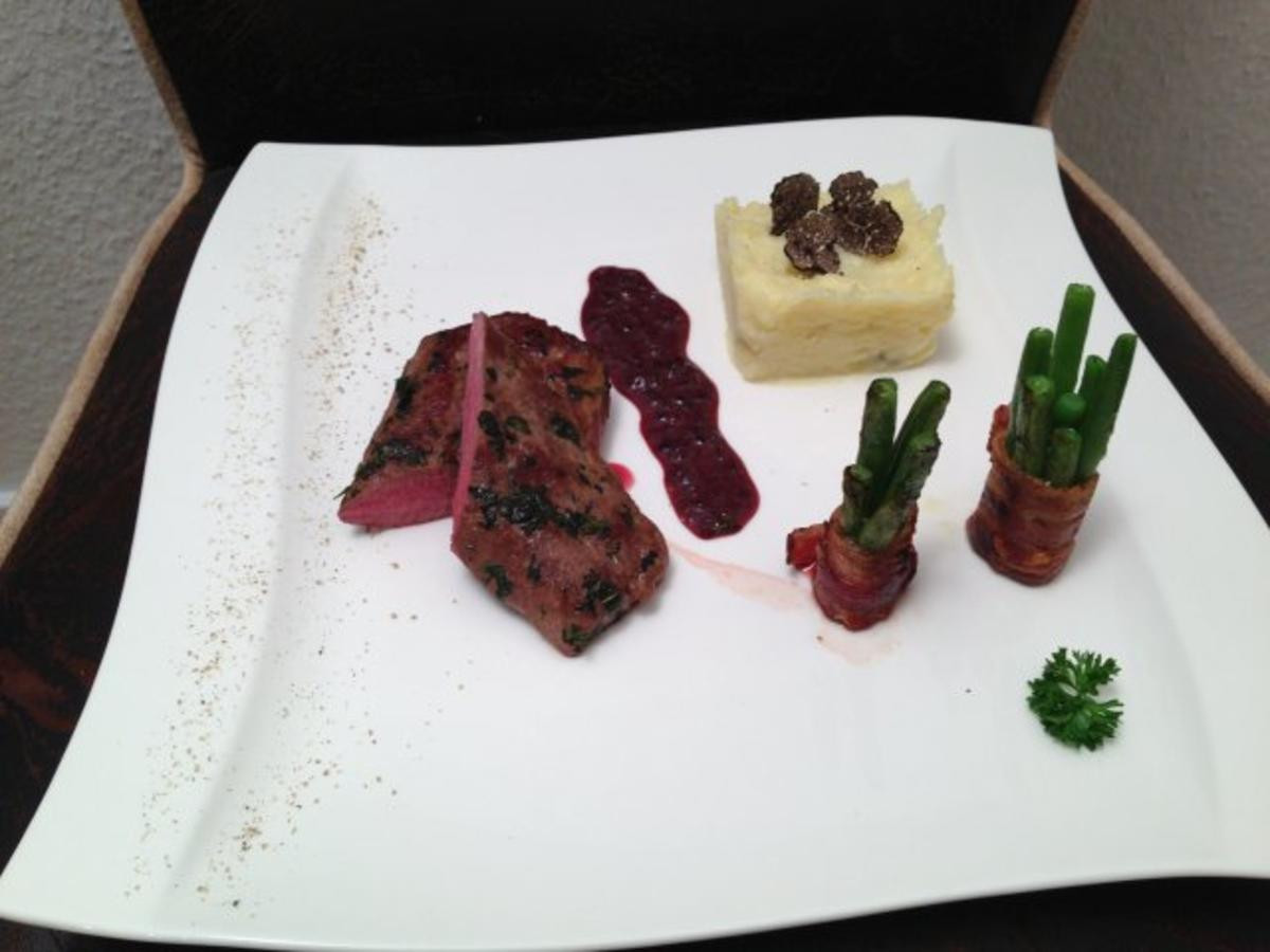 Gekräuterte Lammlachse mit getrüffeltem Kartoffel-Pastinaken-Püree und Speckböhnchen