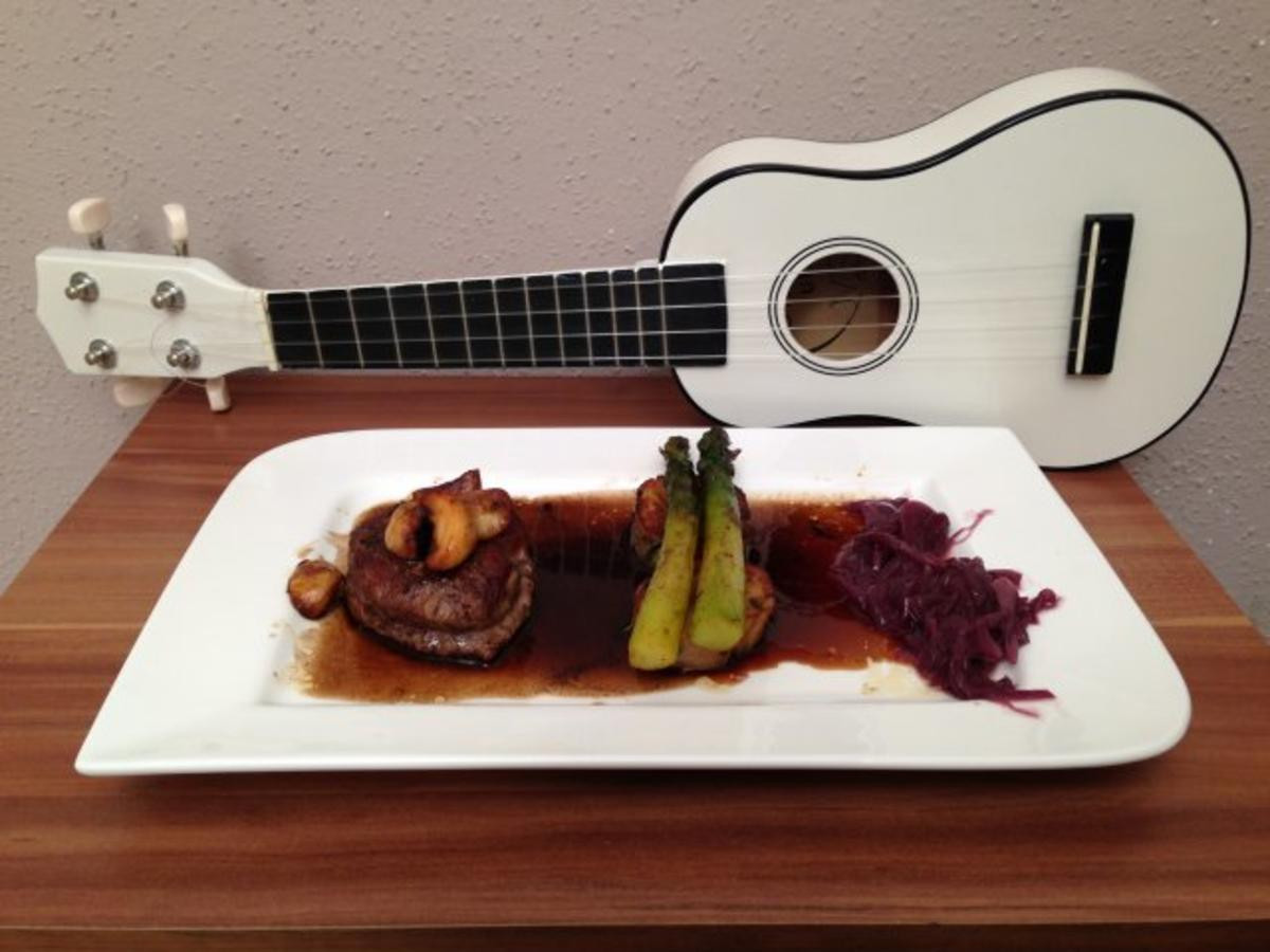 Filet Mignon mit Champignons, Serviettenknödel und Gemüse auf einer Balsamicojus