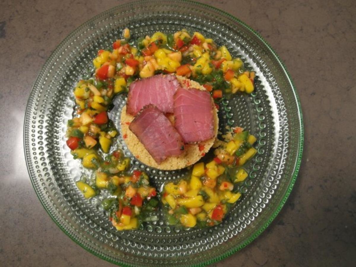 Geräucherter Yellow Fin Thuna auf süß-scharfem Cous Cous Salat mit Mango und Papaya