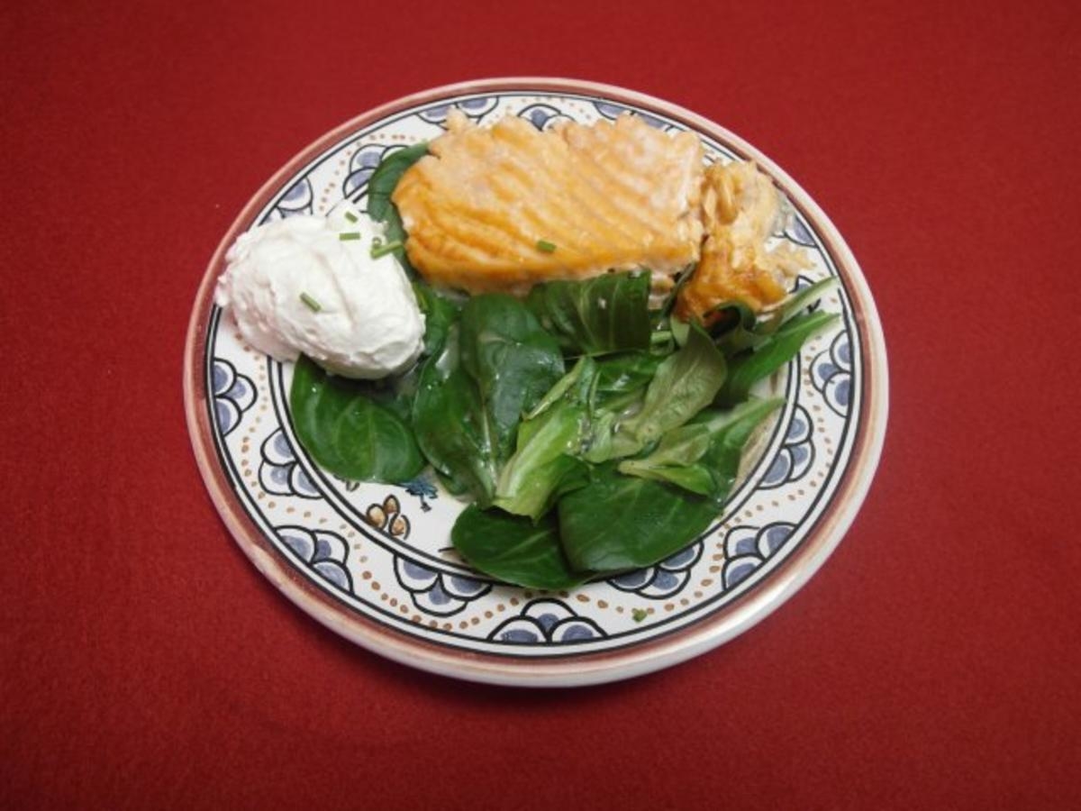 Salmao fresco frito com salada e dois molhos