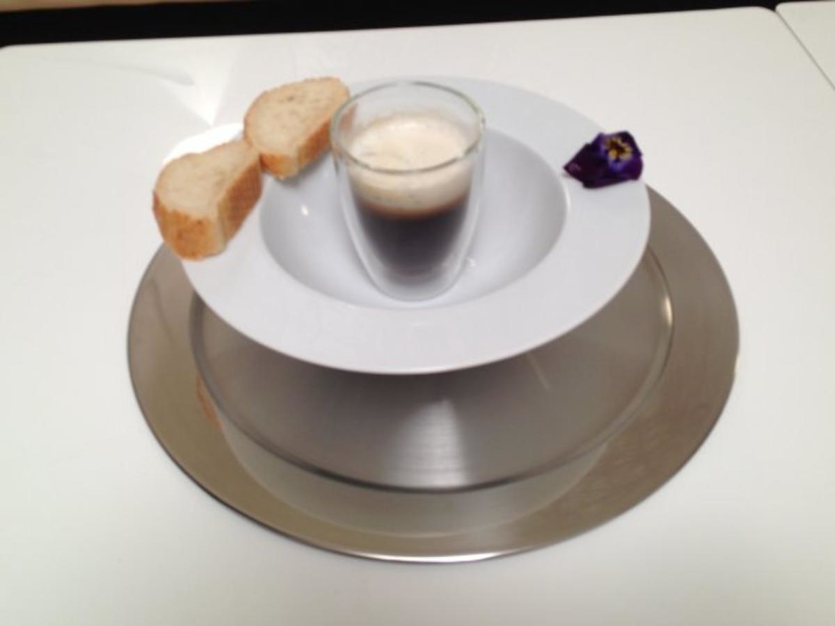 Cappuccino von karamellisierten Zwiebeln mit Gorgonzolaschaum