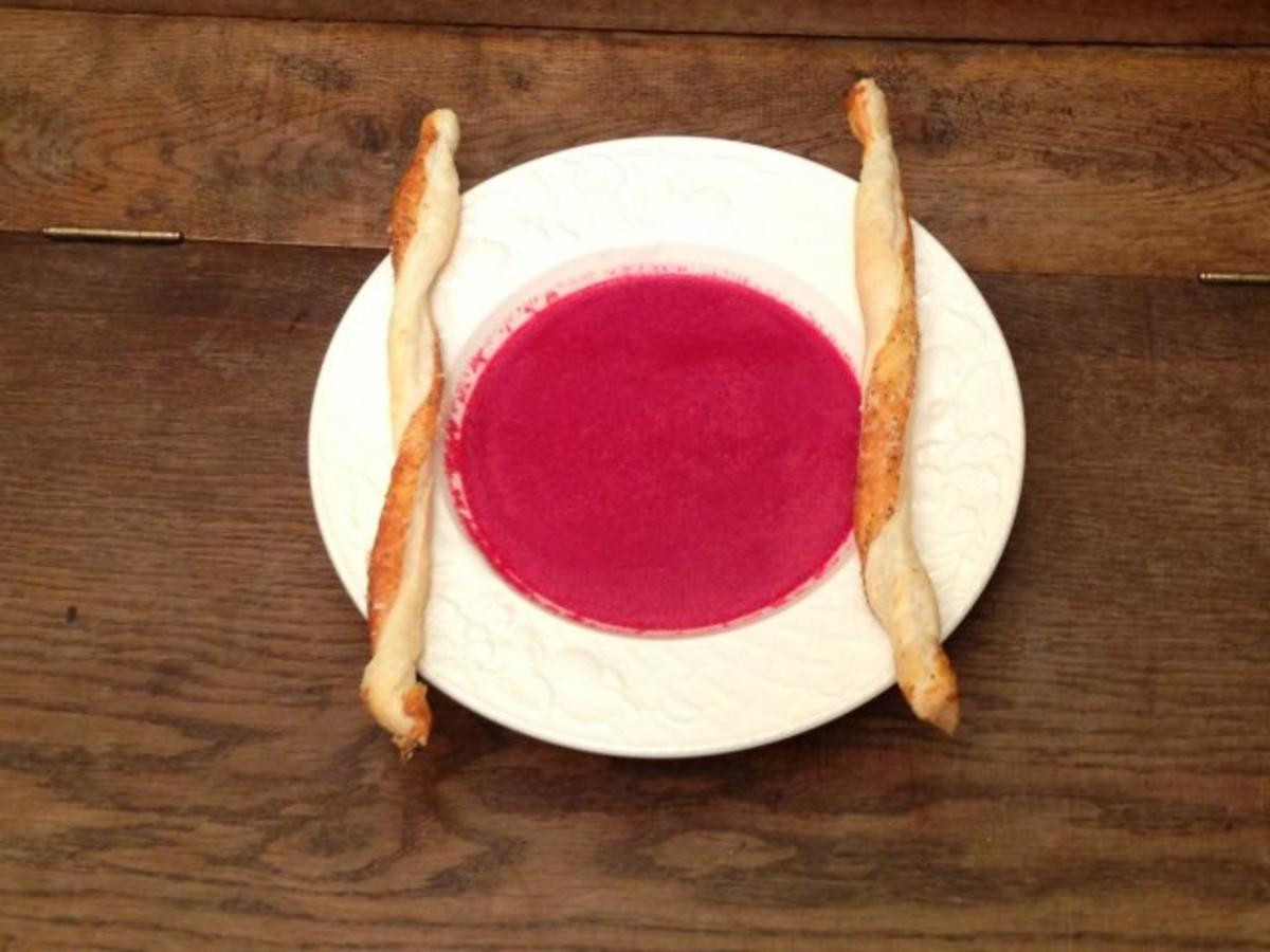 Rote-Bete-Kokos-Suppe mit Blätterteig-Parmesan-Stangen
