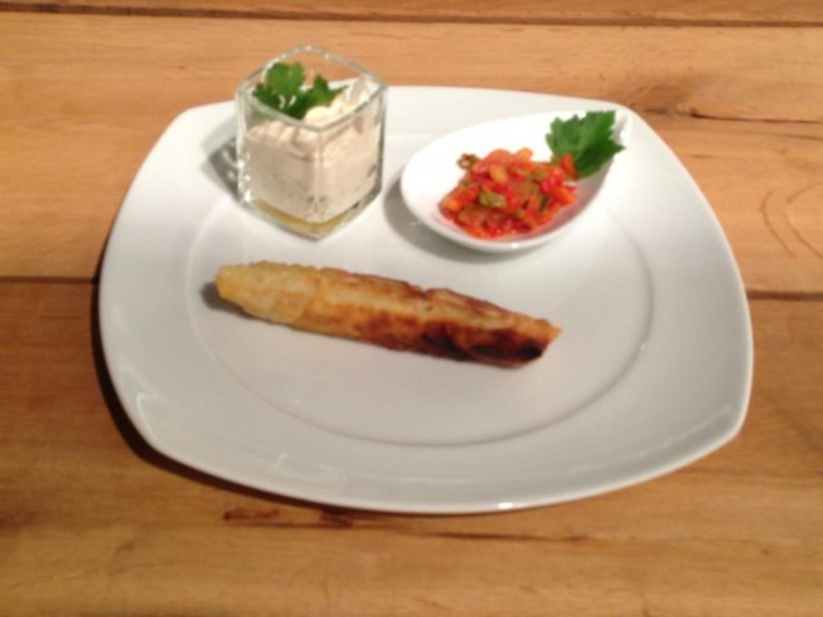 Mit Ratatouille gefüllte Briouats mit Joghurtdip und Marokkanischem Salat