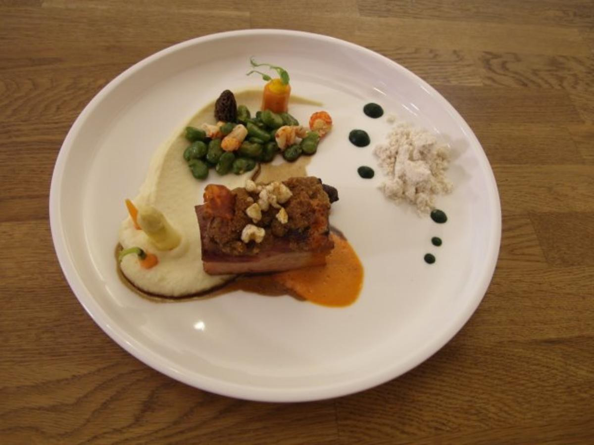 Schweinebauch unter der Kümmelkruste, Schweinebäckchen mit Selleriepüree und dicke Bohnen