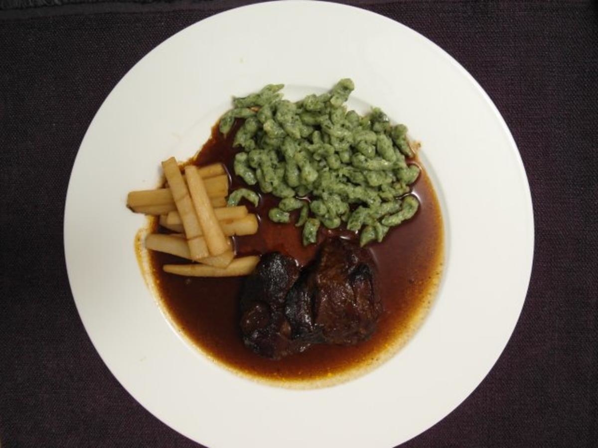 Kalbsbäckchen mit grünen Spätzle und Petersilienwurzeln
