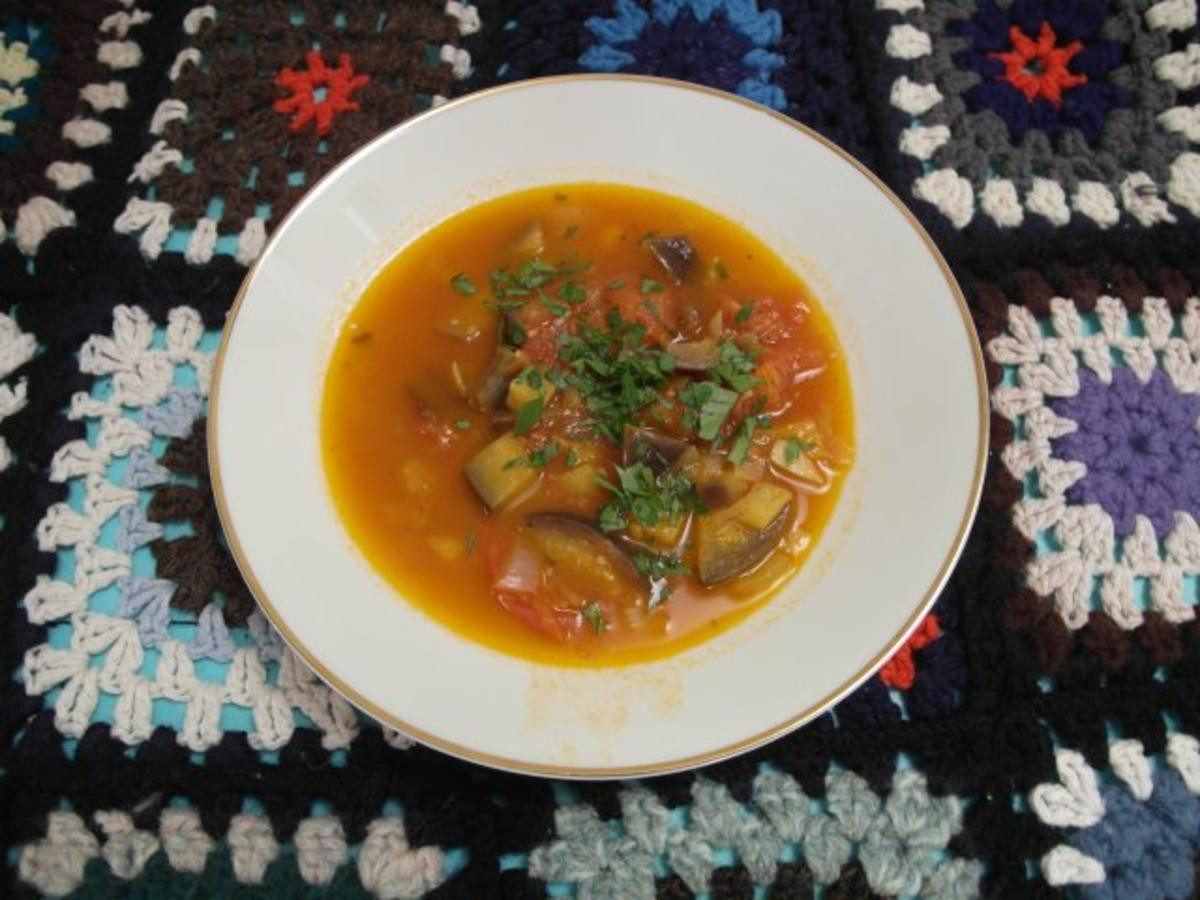 Tomaten Auberginen Süppchen mit Zimt und Rosinen