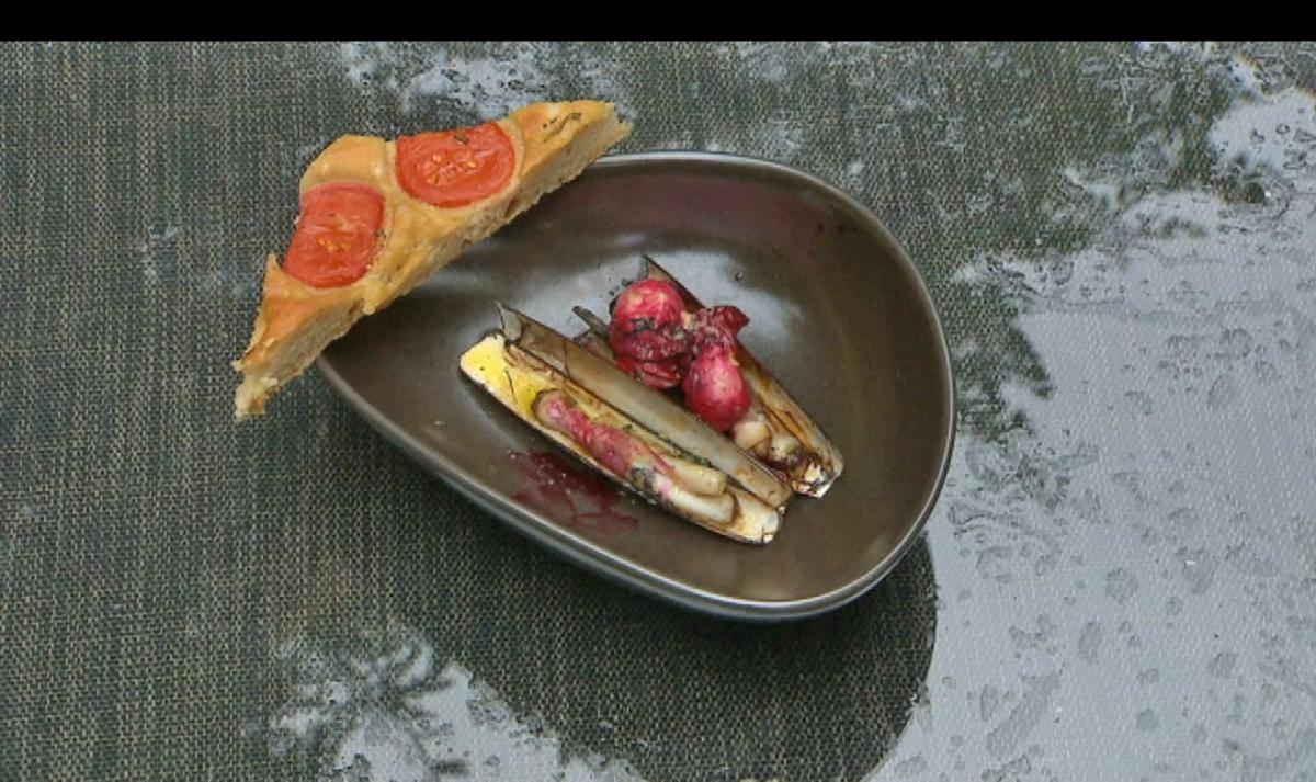 Rote-Bete-Austern mit Schwert-Muscheln und Focaccia