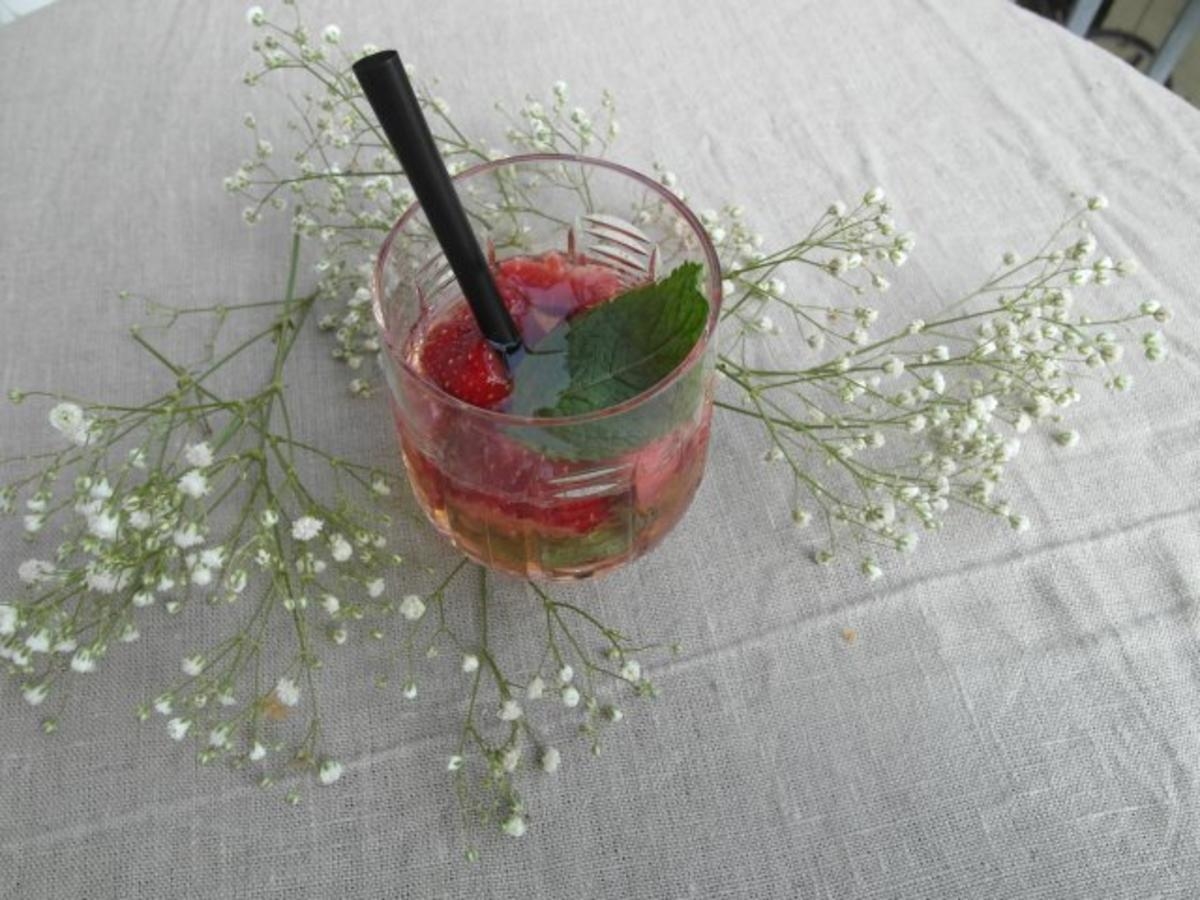 Erfrischende Erdbeerbowle mit Minze