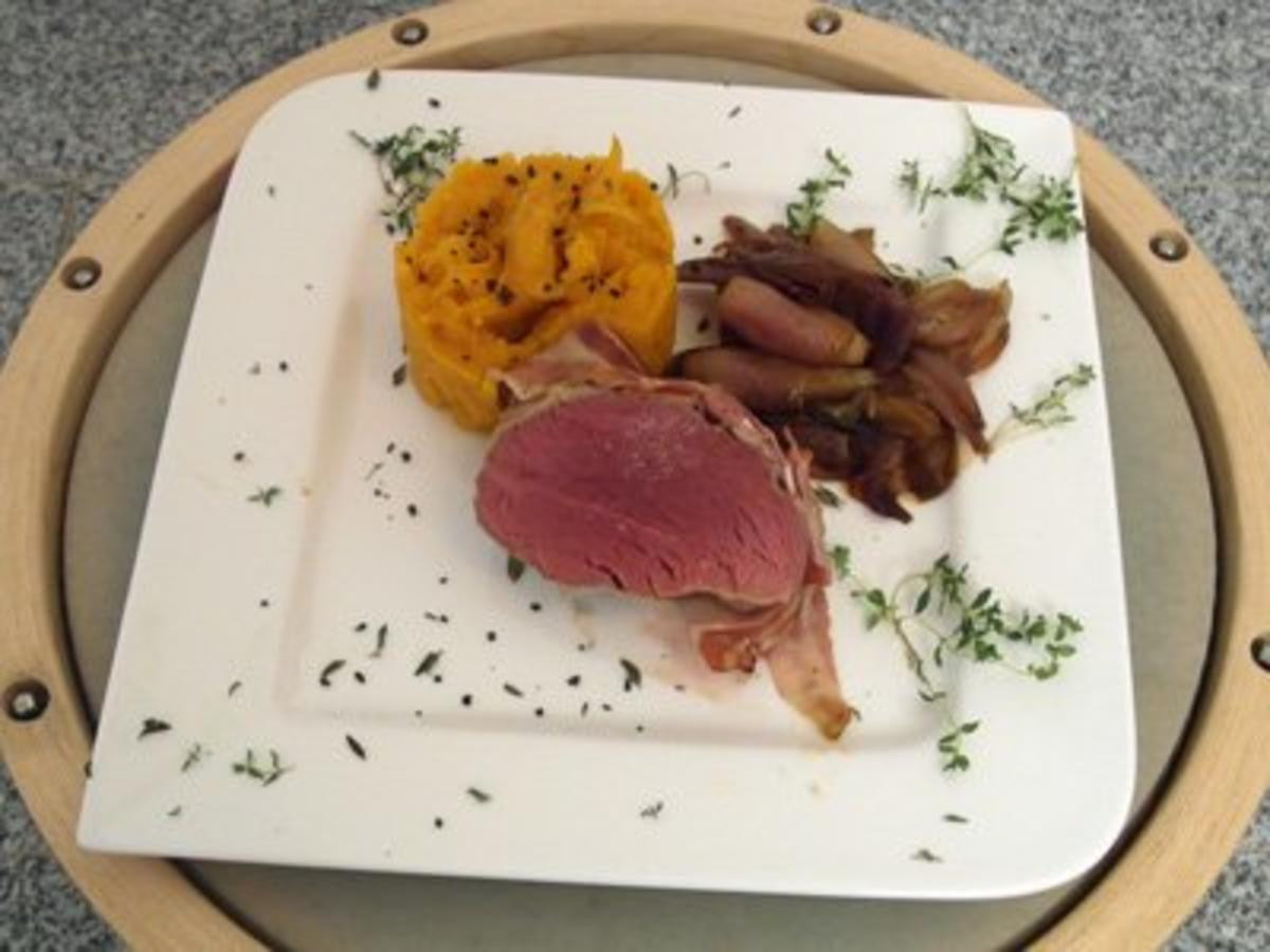 Kalb im Schweinspelz auf Balsamico-Schalotten mit Süßkartoffelpüree