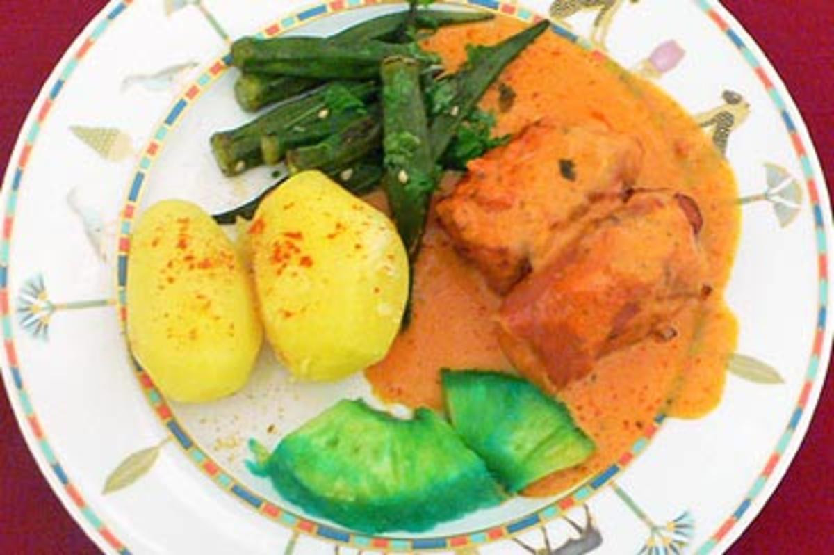 Karibische Paradies-Röllchen in Salsa roja mit Okraschoten an Curaçao-Ananas