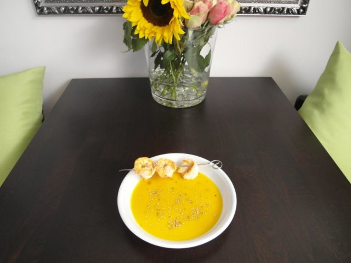 Kürbis-Orangen-Kokossuppe mit Garnelenspieß