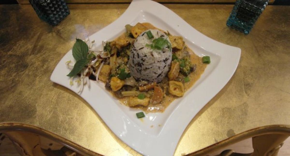 Rotes Heuschrecken Curry mit Wokgemüse