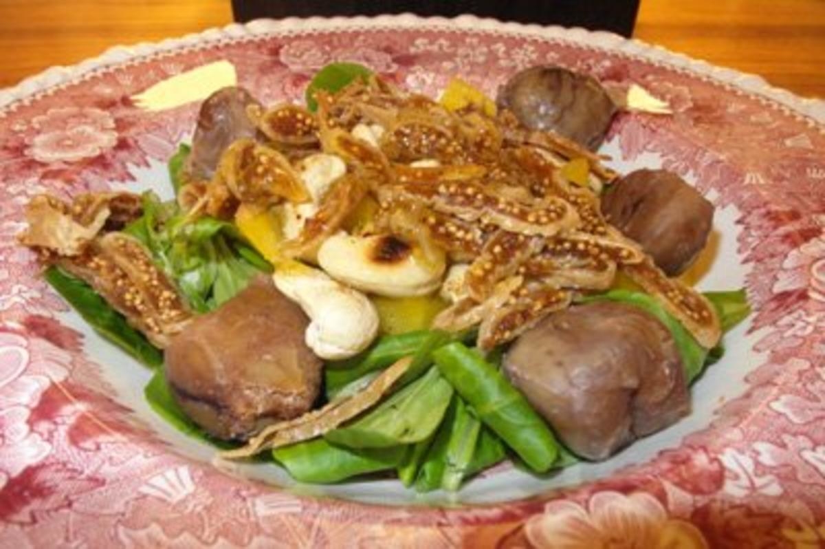Maronen-Feld-Salat mit Feigencarpaccio, gerösteten Cashewkernen und Honig-Senf-Dressing