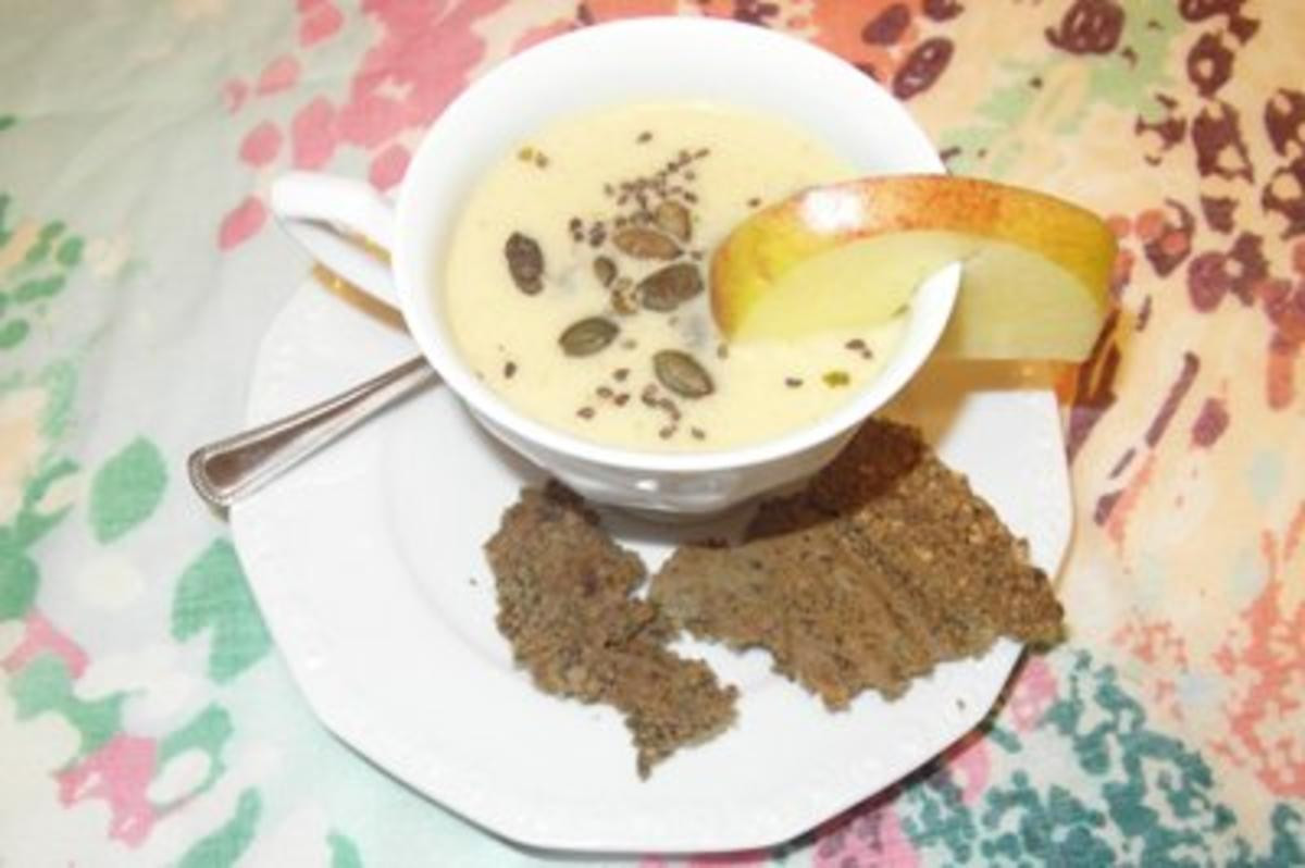 Cremige Apfel-Anissuppe mit Kürbiskernkäse