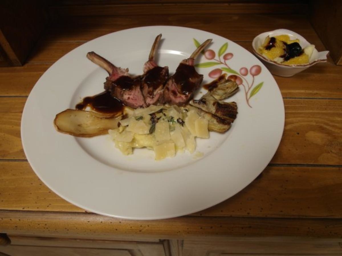 Lammkarree in Rotweinreduktion und Borretsch-Ravioli