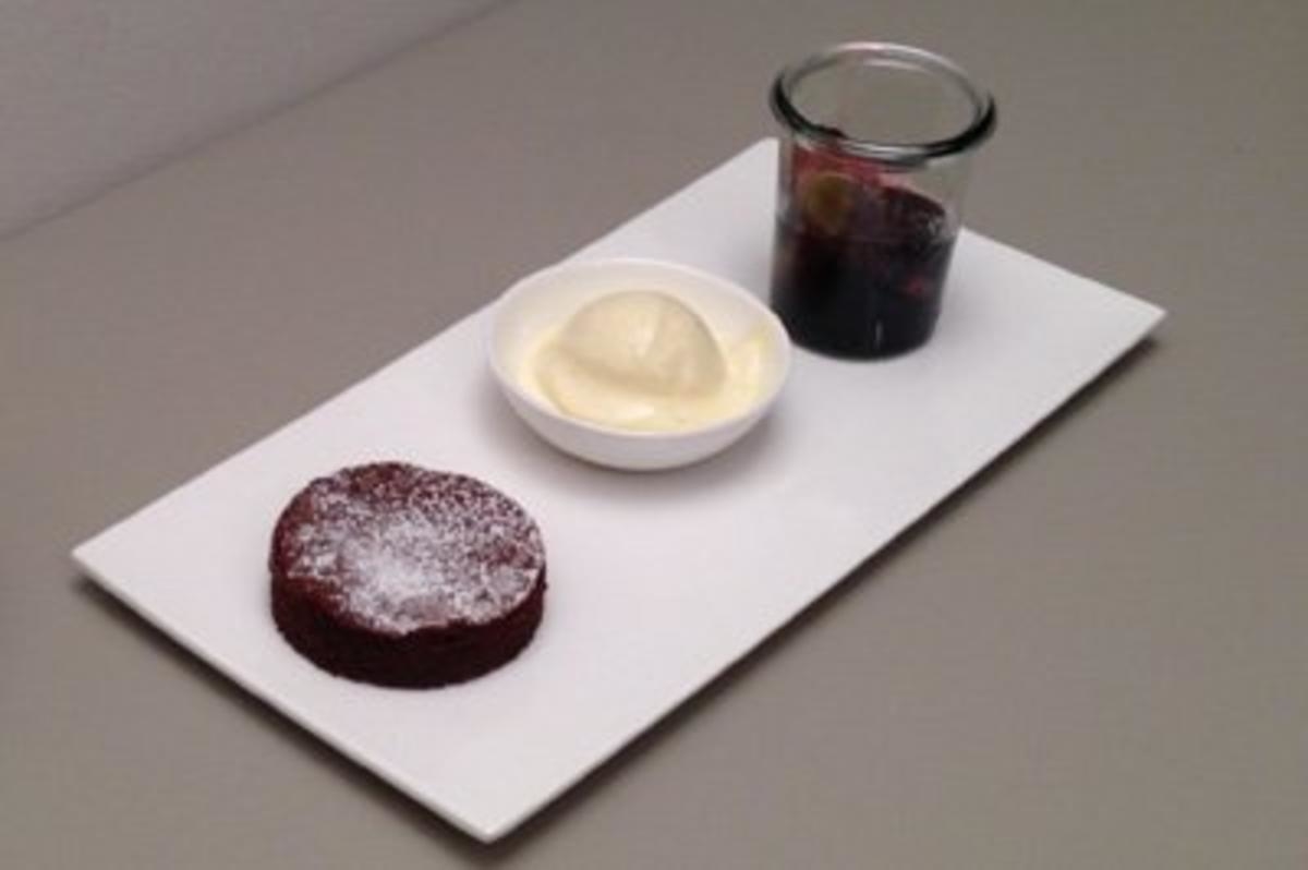 Schokoladentarte mit Portweinfeigen und Mascarpone-Eis