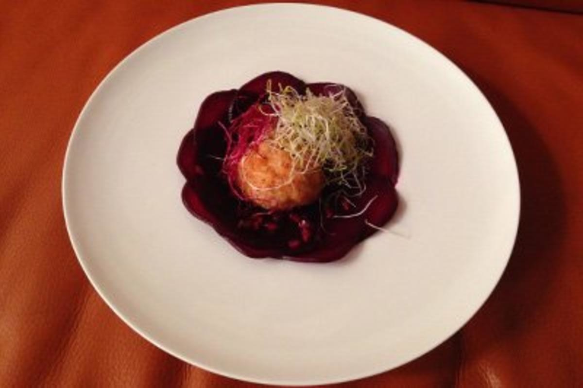 Gebackene Lachspraline mit Rote Bete und Granatapfel-Vinaigrette