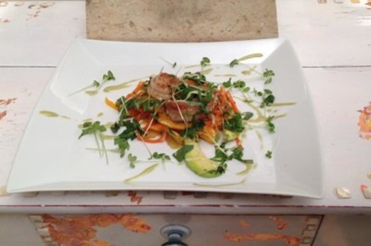 King Prawns in Chili und Vanille gedünstet auf lauwarmen Papaya-Avocado-Salat mit frischen