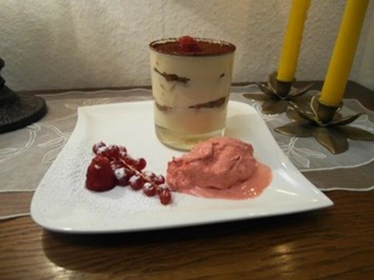 Weinbrand-Tiramisu mit Himbeereis