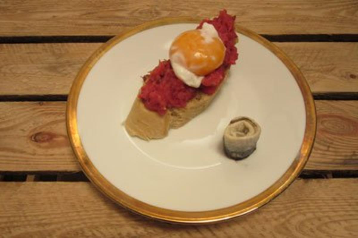 Hamburger Labskaus auf  gerösteter Weißbrotscheibe